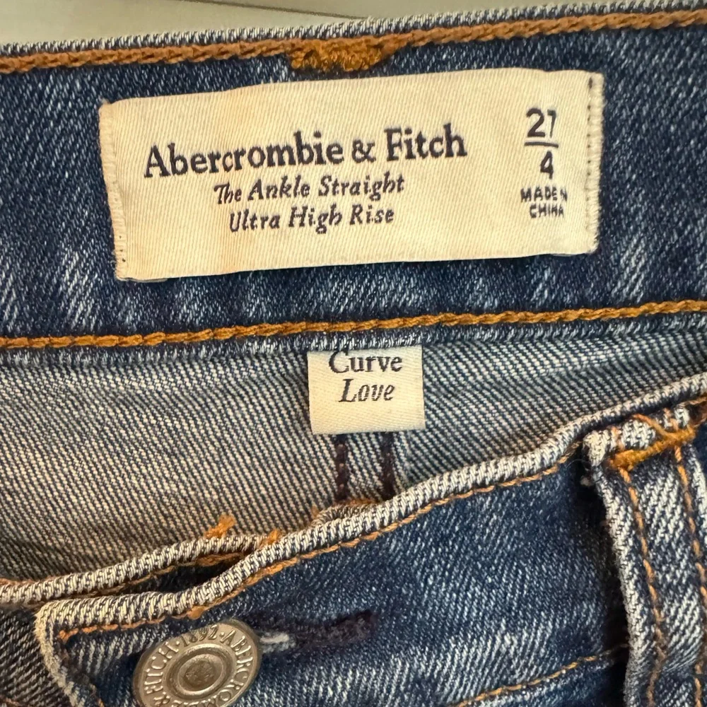 Abercrombie & Fitch | Curve Love Ultra High Rise Ankle Straight Jean | Size 27/4 - Picture 7 of 8